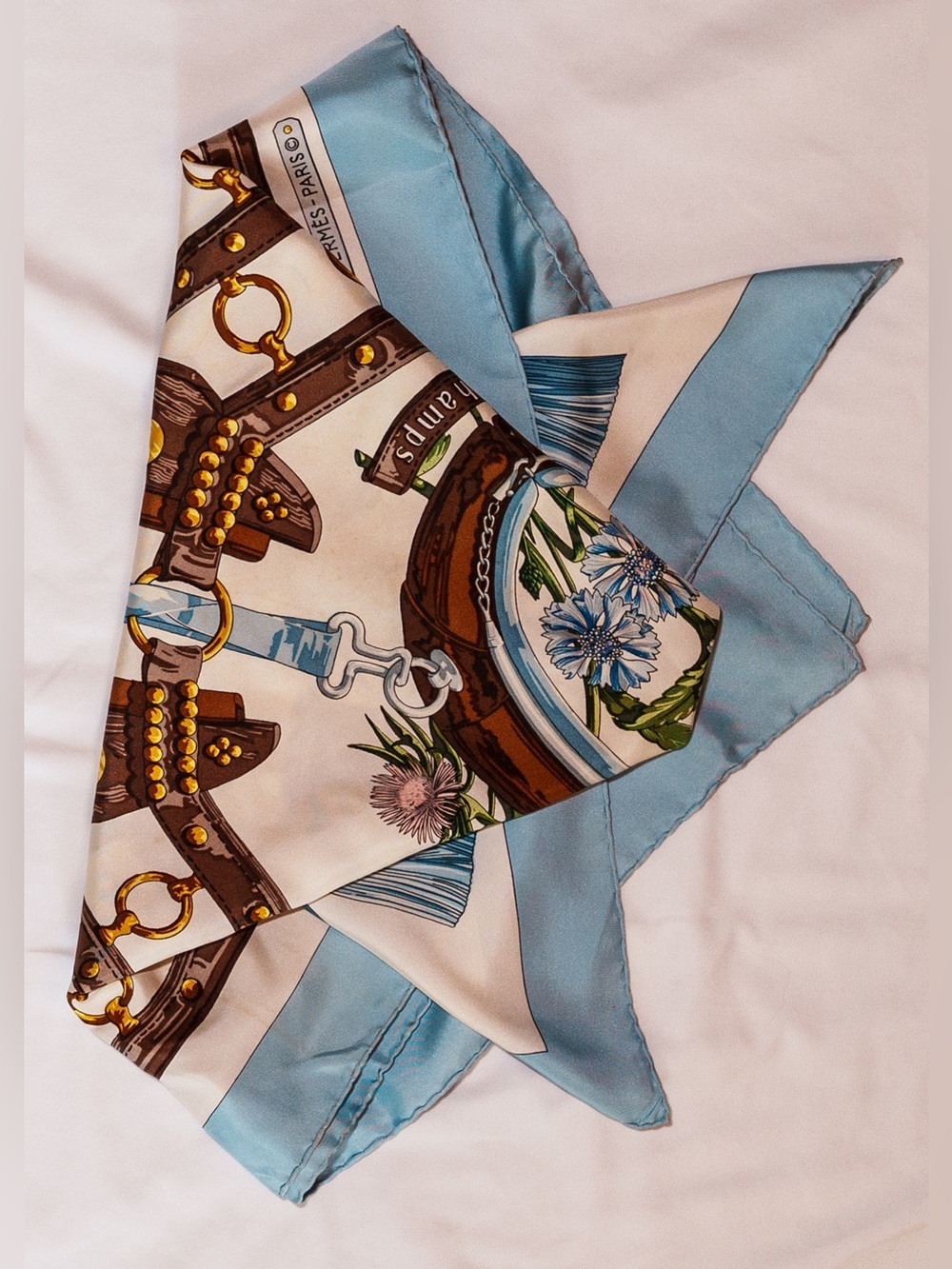 Hermès Aux Champs Silk Twill Scarf Carré 90 Pale Blue Floral Medallion Motif - Picture 2 of 5